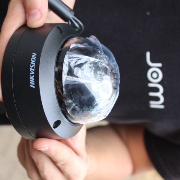bezpecnostna_kamera_s_nocnym_videnim_a_detekciou_pohybu_dome_hikvision_cierna_jomi_security Toto je bezpečnostná kamera s nočným videním a detekciou pohybu cierna